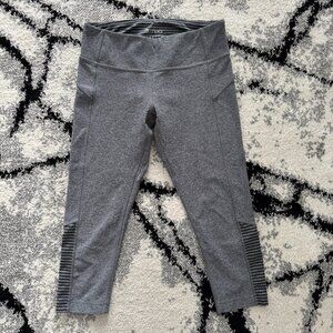 Gray Capri Leggings w/ Striped Panels & Back Zip Pocket – Secure & Stylish ✨